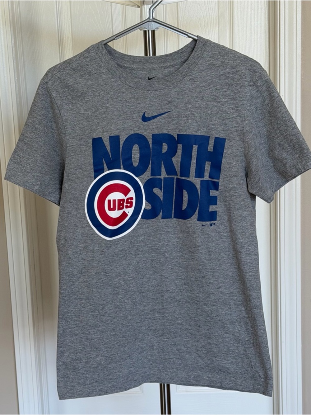 Nike unisex Chicago Cubs 'North Side' Tee with Navy & Red Logo